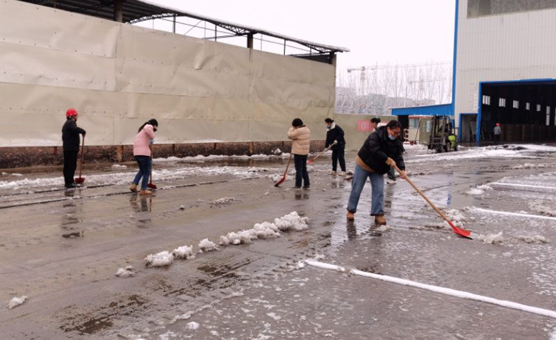 大雪紛飛至  員工掃雪忙